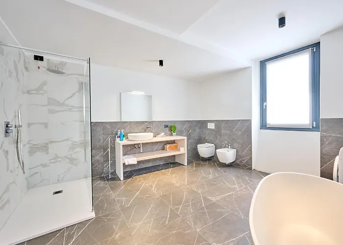 Adriana Villa Lierna