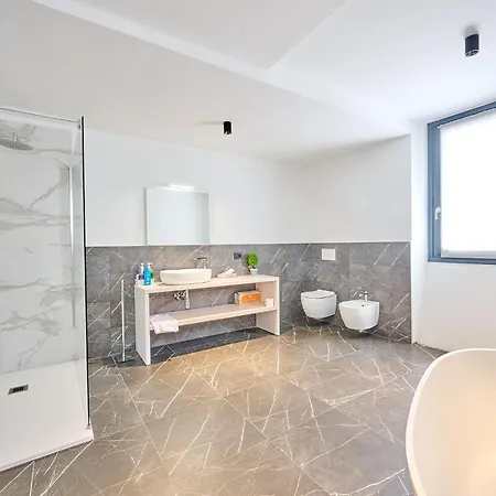 Adriana Villa Lierna